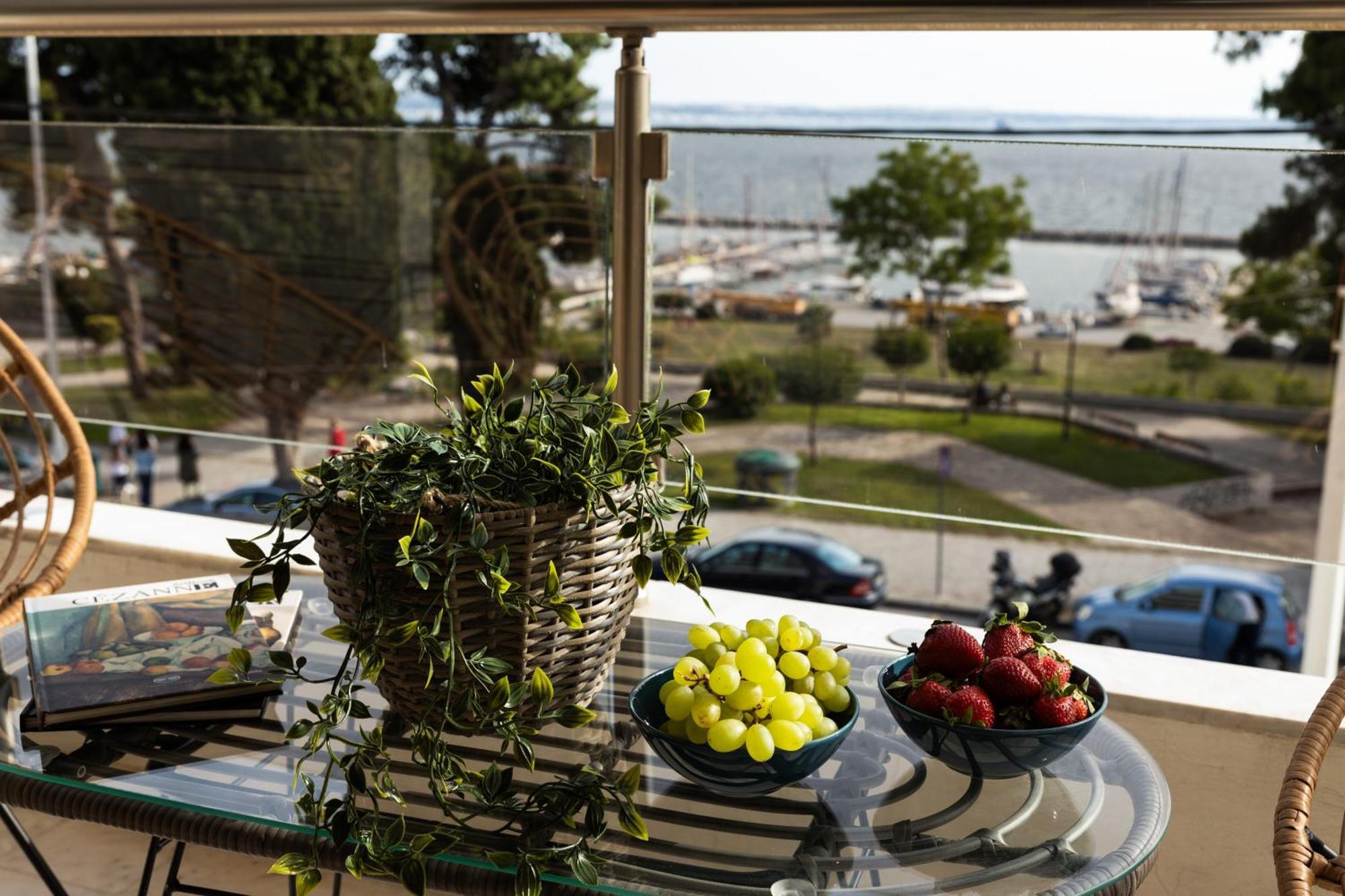 Champagne Sea View Apartment By Binobi! Tesalonika Bagian luar foto